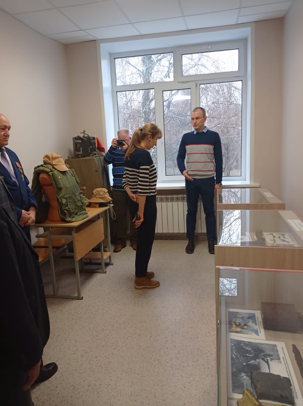 Экскурсия для Нины Самвеловны и ветеранов-железняков по музею гимназии.